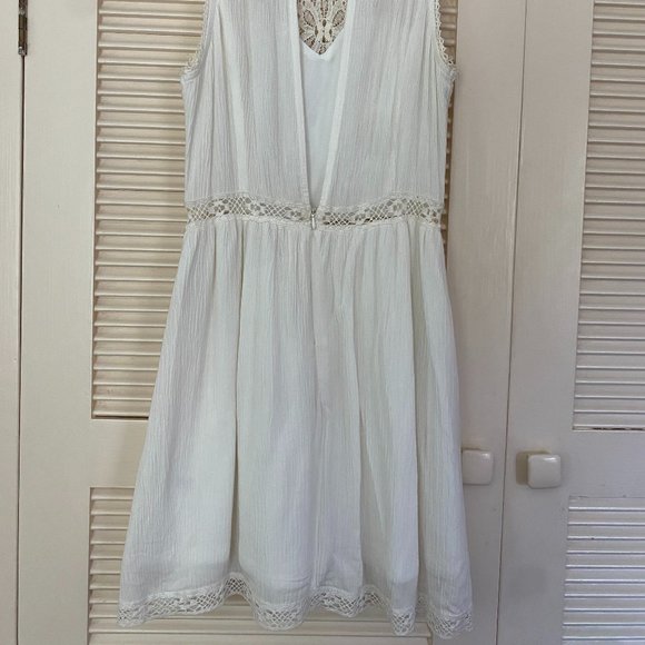 White High-Neck Open-Back Lace and Linen Dress - Picture 2 of 2